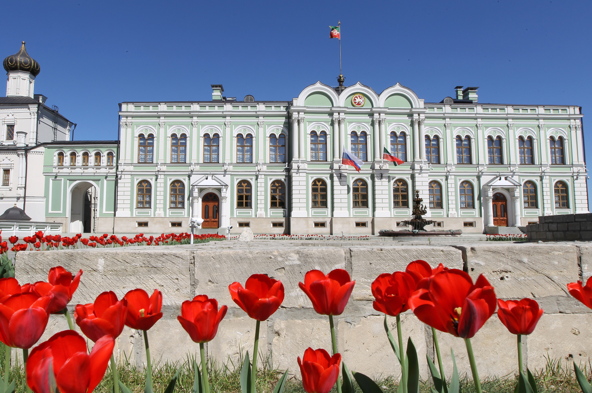 Губернаторский президентский дворец казань. Кремль губернаторский дворец. Кремль губернаторский дворец. Губернаторский президентский дворец казань. Президентский дворец казань.